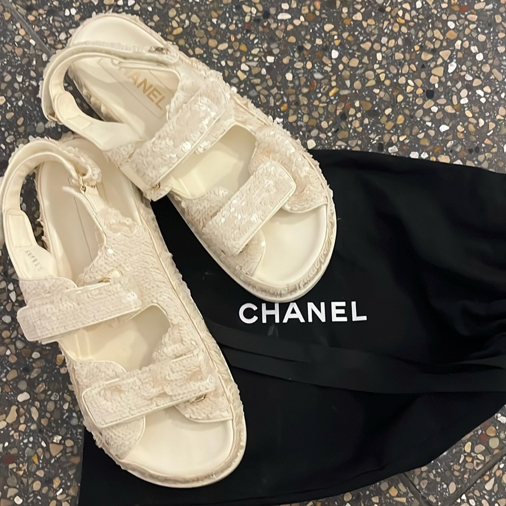 CHANEL Dad winter white sequin sandals 🐚🐚🐚